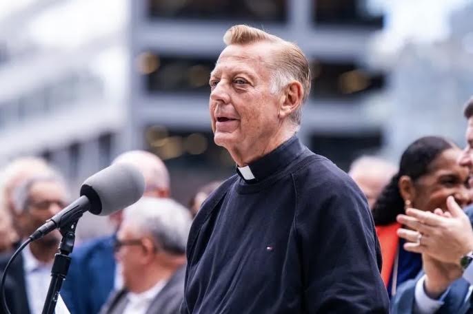 WNN-Chicago-Father Michael Pfleger Steps Aside as Pastor Amid New Sexual Abuse Allegation; Strongly Denies Claim